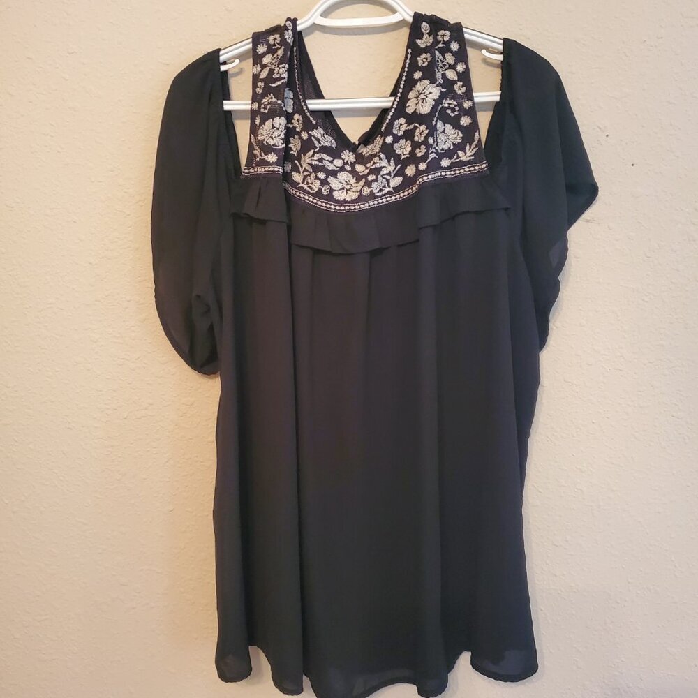 TORRID Women's Cold Shoulder Blouse Black/ White Embroidered Flowers Size 4.